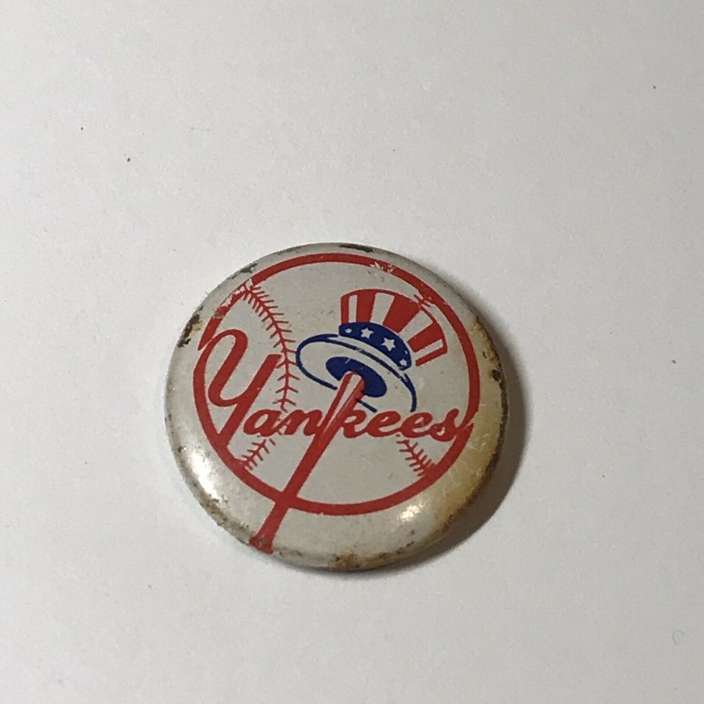 Vintage New York NY YANKEES Logo Baseball PINBACK Pin